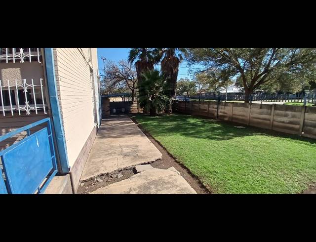 2 BEDROOM APARTMENT FOR SALE IN VEREENIGING CENTRAL